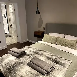  Homestay The Retreat, Luxury In With Parking United Kingdom